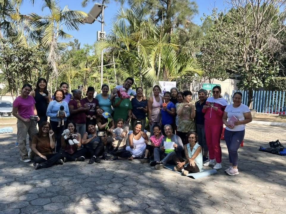 Participantes en clase especial de yoga organizada por el IMC durante el Día de la Niña y el Niño en Cuernavaca.