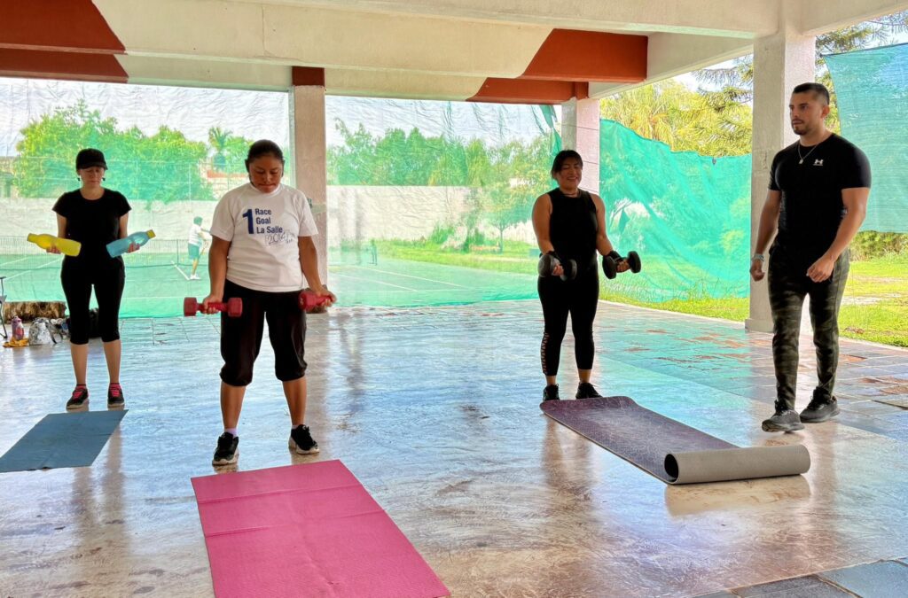 Usuarias participan en las sesiones de asesoría nutricional y acondicionamiento físico organizadas por el IMC para promover hábitos saludables y una mejor calidad de vida.