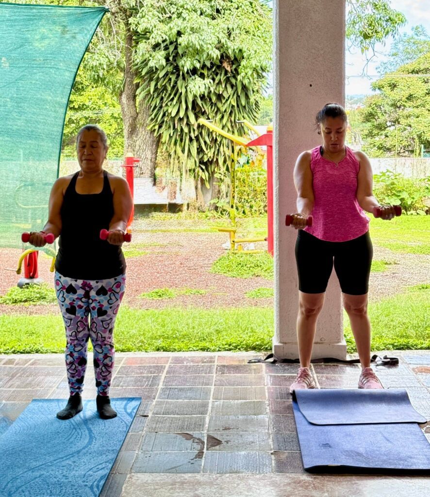 Usuarias participan en las sesiones de asesoría nutricional y acondicionamiento físico organizadas por el IMC para promover hábitos saludables y una mejor calidad de vida.