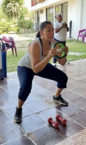 Usuarias participan en la jornada de asesoría nutricional y acondicionamiento físico realizada en las instalaciones del Instituto de la Mujer de Cuernavaca.