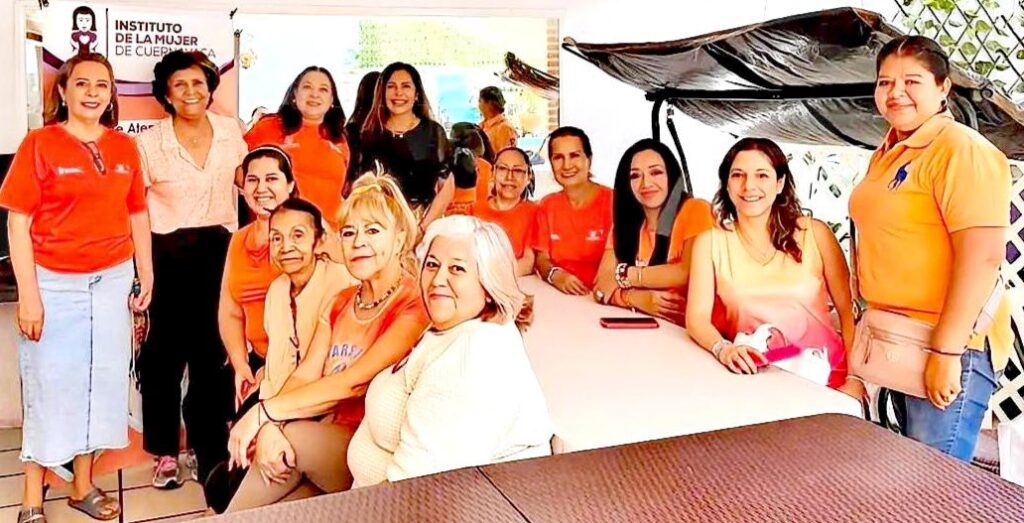 Mujeres integrantes de MUCPAZ participan en el taller de bisutería impartido por el IMC durante las actividades del Día Naranja en Lomas de la Selva.