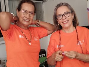 Mujeres integrantes de MUCPAZ participan en el taller de bisutería impartido por el IMC durante las actividades del Día Naranja en Lomas de la Selva.