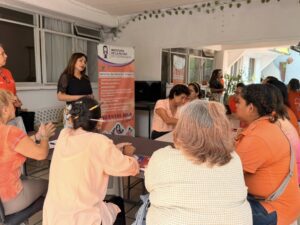 Mujeres integrantes de MUCPAZ participan en el taller de bisutería impartido por el IMC durante las actividades del Día Naranja en Lomas de la Selva.