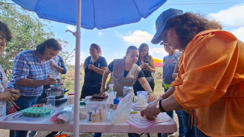 Participantes elaboran jabones artesanales durante la Eco Convivencia Comunitaria realizada en la colonia Copalito con apoyo del IMC.