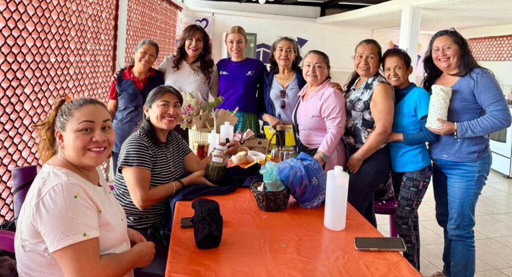 Mujeres participan en el taller de elaboración de oleato para ansiedad y descanso impartido por el IMC como parte de las actividades del programa FAEM.