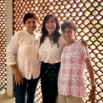 Mujeres participan en el taller de elaboración de oleato para ansiedad y descanso impartido por el IMC como parte de las actividades del programa FAEM.