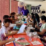 Mujeres participan en el taller de elaboración de oleato para ansiedad y descanso impartido por el IMC como parte de las actividades del programa FAEM.