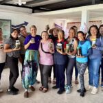 Mujeres participan en el taller de elaboración de oleato para ansiedad y descanso impartido por el IMC como parte de las actividades del programa FAEM.