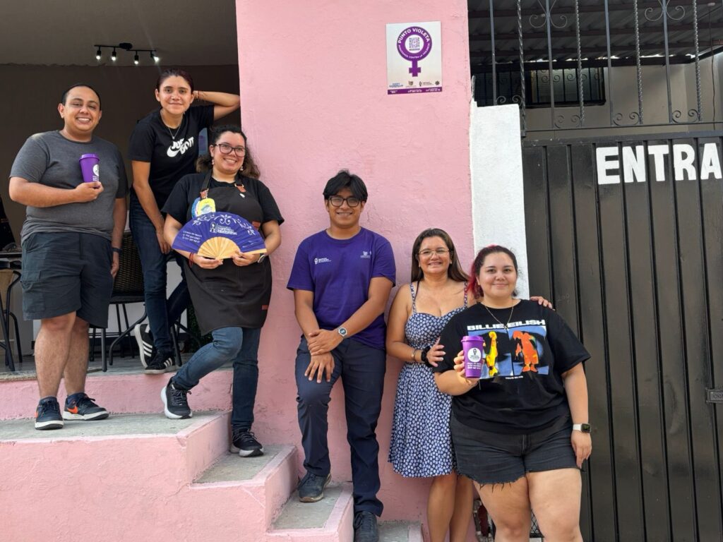 Personal de establecimientos participantes recibe capacitación y la colocación de placas distintivas como parte de la estrategia Puntos Violeta del IMC.