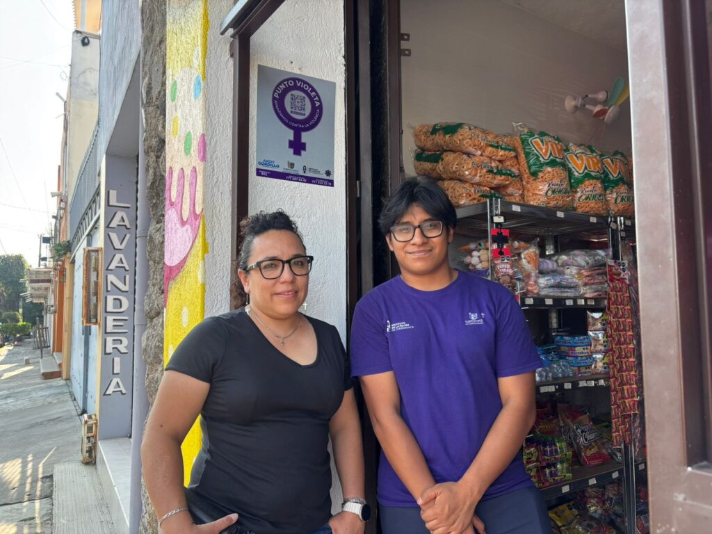 Personal de establecimientos participantes recibe capacitación y la colocación de placas distintivas como parte de la estrategia Puntos Violeta del IMC.