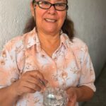Mujeres participan en taller de sales aromáticas terapéuticas impartido por el Instituto de la Mujer de Cuernavaca (IMC) en la colonia Revolución.