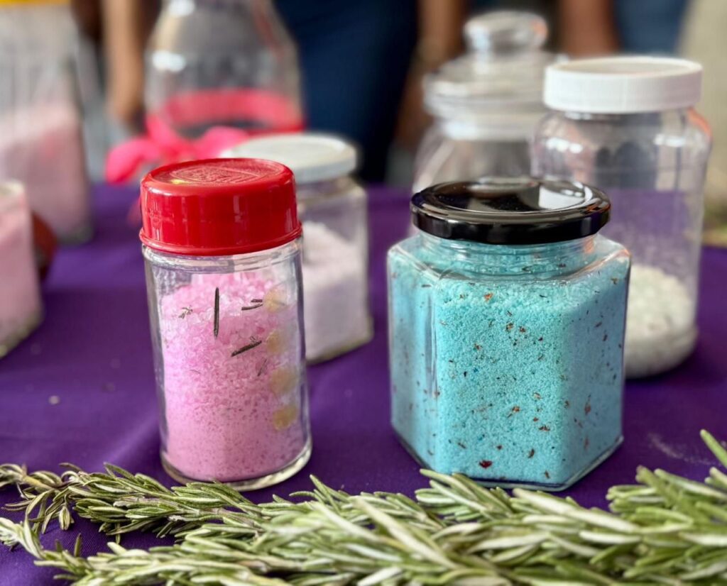 Mujeres participan en taller de sales aromáticas terapéuticas impartido por el Instituto de la Mujer de Cuernavaca (IMC) en la colonia Revolución.