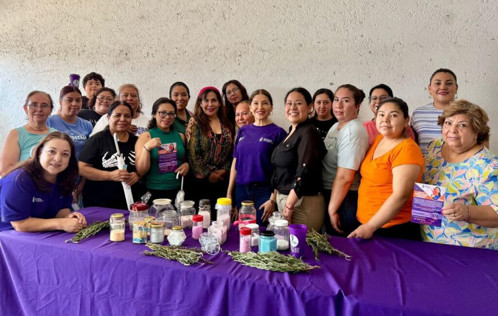 Mujeres participan en taller de sales aromáticas terapéuticas impartido por el Instituto de la Mujer de Cuernavaca (IMC) en la colonia Revolución.