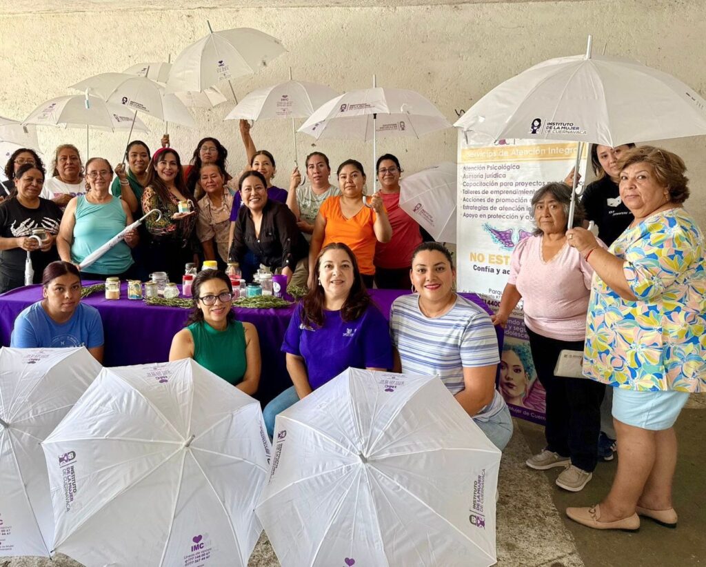 Mujeres participan en taller de sales aromáticas terapéuticas impartido por el Instituto de la Mujer de Cuernavaca (IMC) en la colonia Revolución.