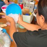 Mujeres participan en taller de sales aromáticas terapéuticas impartido por el Instituto de la Mujer de Cuernavaca (IMC) en la colonia Revolución.