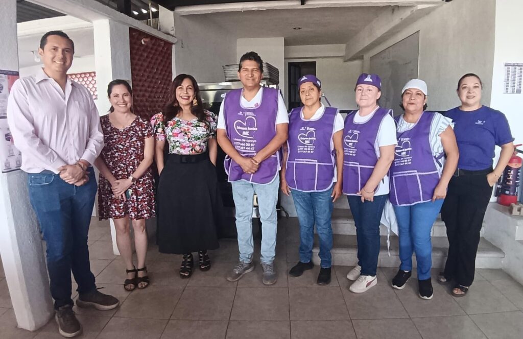 Participantes elaboran pan tradicional de nuez durante el taller impulsado por el IMC para fortalecer habilidades productivas y oportunidades de emprendimiento.