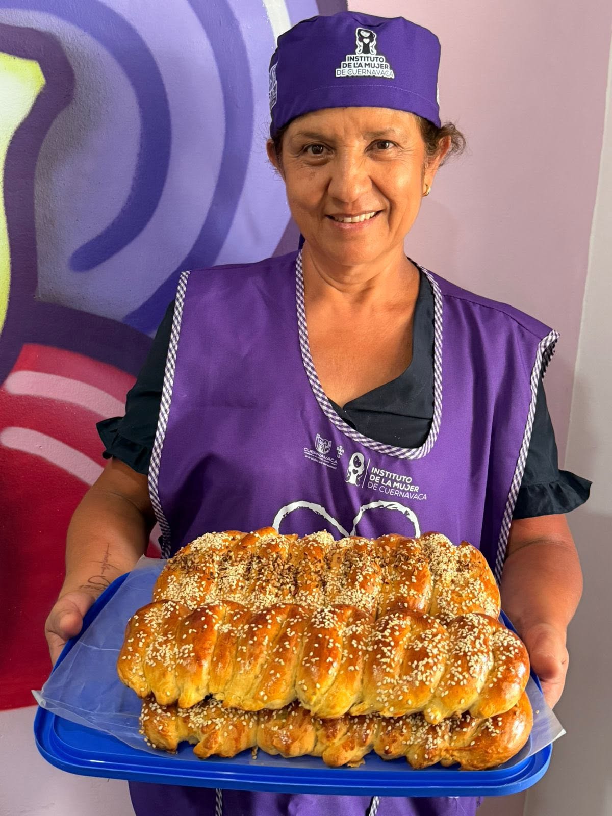 Participantes elaboran pan tradicional de nuez durante el taller impulsado por el IMC para fortalecer habilidades productivas y oportunidades de emprendimiento.