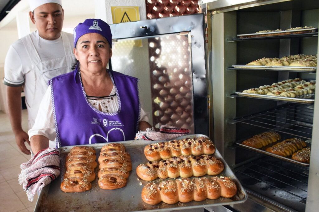 Participantes elaboran pan tradicional de nuez durante el taller impulsado por el IMC para fortalecer habilidades productivas y oportunidades de emprendimiento.
