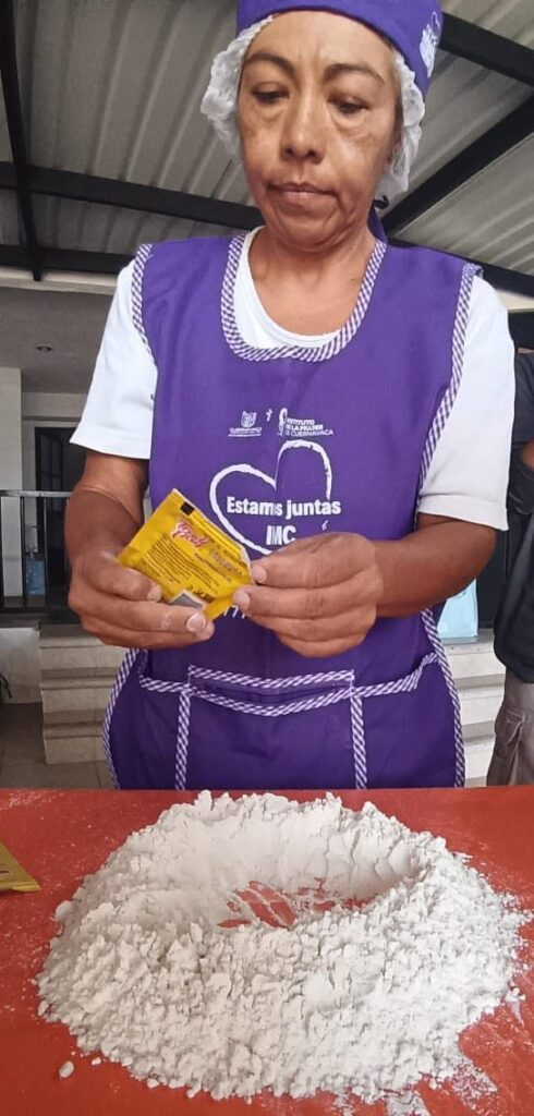 Participantes elaboran pan tradicional de nuez durante el taller impulsado por el IMC para fortalecer habilidades productivas y oportunidades de emprendimiento.