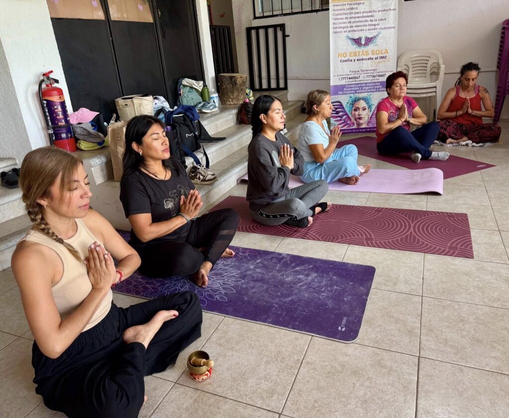 Mujeres participan en taller de meditación activa y respiración consciente organizado por el Instituto de la Mujer de Cuernavaca (IMC).