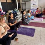 Mujeres participan en taller de meditación activa y respiración consciente organizado por el Instituto de la Mujer de Cuernavaca (IMC).