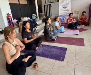 Mujeres participan en taller de meditación activa y respiración consciente organizado por el Instituto de la Mujer de Cuernavaca (IMC).