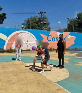 Niñas y niños participan en actividades recreativas, dinámicas emocionales y ejercicios artísticos durante una jornada de Viernes Lúdicos organizada por el IMC.