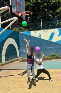 Niñas y niños participan en actividades recreativas, dinámicas emocionales y ejercicios artísticos durante una jornada de Viernes Lúdicos organizada por el IMC.