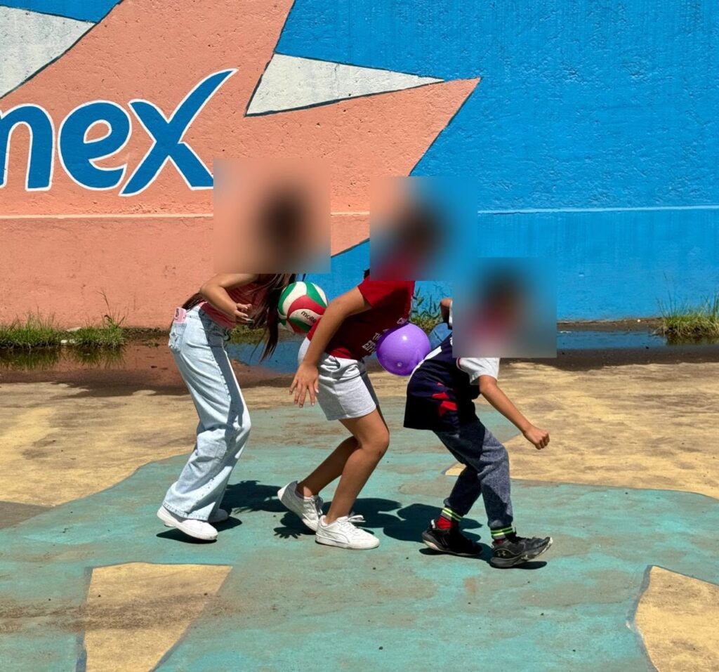 Niñas y niños participan en actividades recreativas, dinámicas emocionales y ejercicios artísticos durante una jornada de Viernes Lúdicos organizada por el IMC.