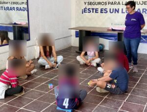 Niñas y niños participan en actividades recreativas, dinámicas emocionales y ejercicios artísticos durante una jornada de Viernes Lúdicos organizada por el IMC.