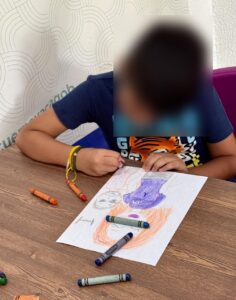 Niñas y niños participan en actividades recreativas, dinámicas emocionales y ejercicios artísticos durante una jornada de Viernes Lúdicos organizada por el IMC.