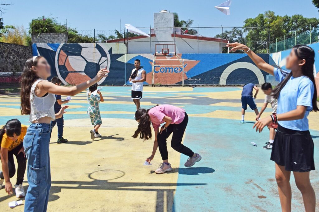 Niñas y niños participan en actividades recreativas y formativas durante los Viernes Lúdicos para la Construcción de la Paz organizados por el IMC.