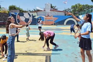 Niñas y niños participan en actividades recreativas y formativas durante los Viernes Lúdicos para la Construcción de la Paz organizados por el IMC.