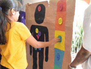 Niñas y niños participan en actividades recreativas y formativas durante los Viernes Lúdicos para la Construcción de la Paz organizados por el IMC.
