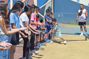 Niñas y niños participan en actividades recreativas y formativas durante los Viernes Lúdicos para la Construcción de la Paz organizados por el IMC.