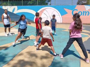 Niñas y niños participan en actividades recreativas y formativas durante los Viernes Lúdicos para la Construcción de la Paz organizados por el IMC.