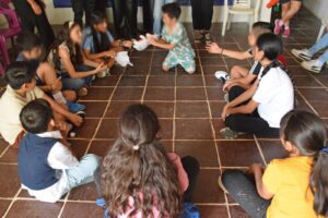 Niñas y niños participan en actividades recreativas y formativas durante los Viernes Lúdicos para la Construcción de la Paz organizados por el IMC.