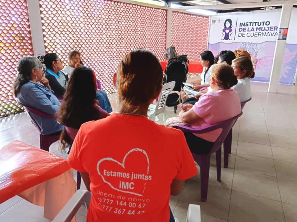 Mujeres indígenas participan en un grupo focal realizado por el IMC y el INSP para dialogar sobre salud menstrual, derechos humanos y estrategias de inclusión.
