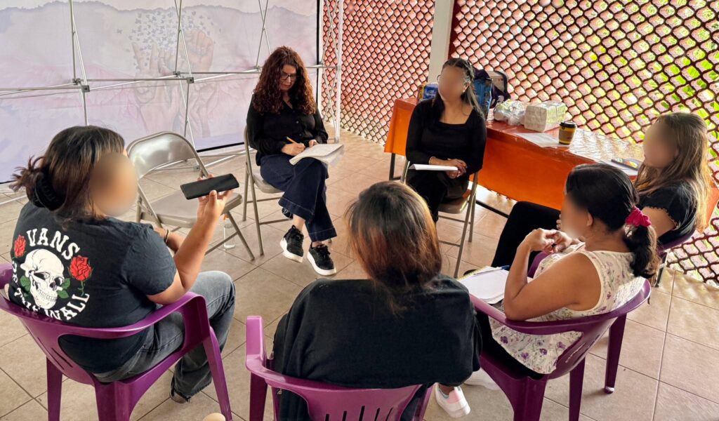 Mujeres indígenas participan en un grupo focal realizado por el IMC y el INSP para dialogar sobre salud menstrual, derechos humanos y estrategias de inclusión.