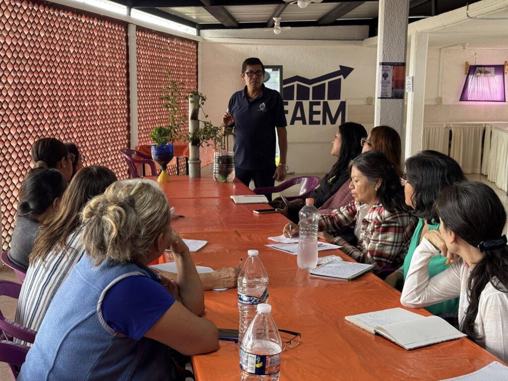Participantes del taller de huertos urbanos aprenden técnicas de cultivo y reutilización de materiales para crear espacios sustentables en sus hogares.