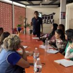 Participantes del taller de huertos urbanos aprenden técnicas de cultivo y reutilización de materiales para crear espacios sustentables en sus hogares.