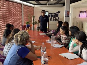 Participantes del taller de huertos urbanos aprenden técnicas de cultivo y reutilización de materiales para crear espacios sustentables en sus hogares.