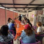 Participantes del taller de huertos urbanos aprenden técnicas de cultivo y reutilización de materiales para crear espacios sustentables en sus hogares.