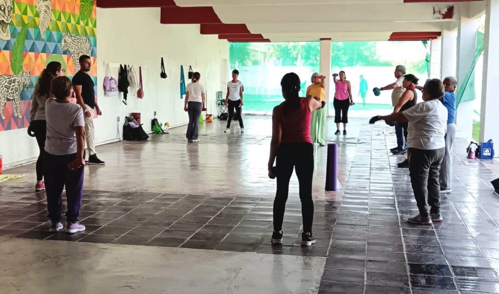 Participantes realizan ejercicios de fuerza y acondicionamiento físico durante una sesión organizada por el Instituto de la Mujer de Cuernavaca.
