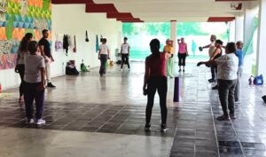 Participantes realizan ejercicios de fuerza y acondicionamiento físico durante una sesión organizada por el Instituto de la Mujer de Cuernavaca.