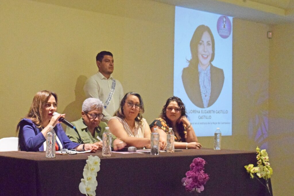 Representantes del Instituto de la Mujer de Cuernavaca y de Alcohólicos Anónimos participan en una rueda de prensa para informar sobre la prevención del alcoholismo y su relación con la violencia de género.