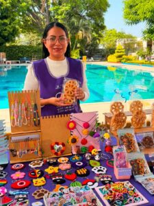 Emprendedoras participan en la Cooperativa Violeta organizada por el IMC en la explanada del Ayuntamiento de Cuernavaca, exhibiendo artesanías, alimentos y productos elaborados por ellas.
