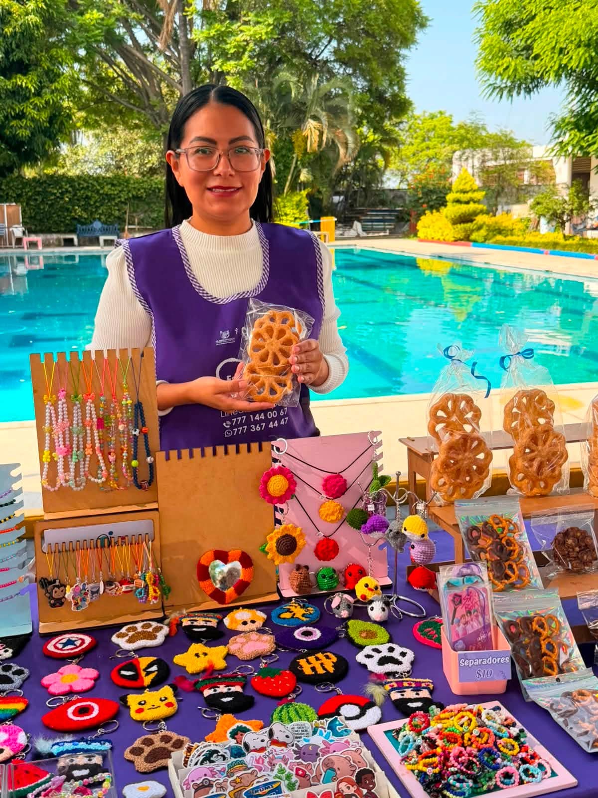 Emprendedoras participan en la Cooperativa Violeta organizada por el IMC en la explanada del Ayuntamiento de Cuernavaca, exhibiendo artesanías, alimentos y productos elaborados por ellas.