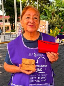 Emprendedoras participan en la Cooperativa Violeta organizada por el IMC en la explanada del Ayuntamiento de Cuernavaca, exhibiendo artesanías, alimentos y productos elaborados por ellas.