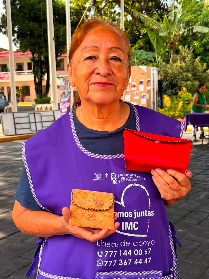 Emprendedoras participan en la Cooperativa Violeta organizada por el IMC en la explanada del Ayuntamiento de Cuernavaca, exhibiendo artesanías, alimentos y productos elaborados por ellas.